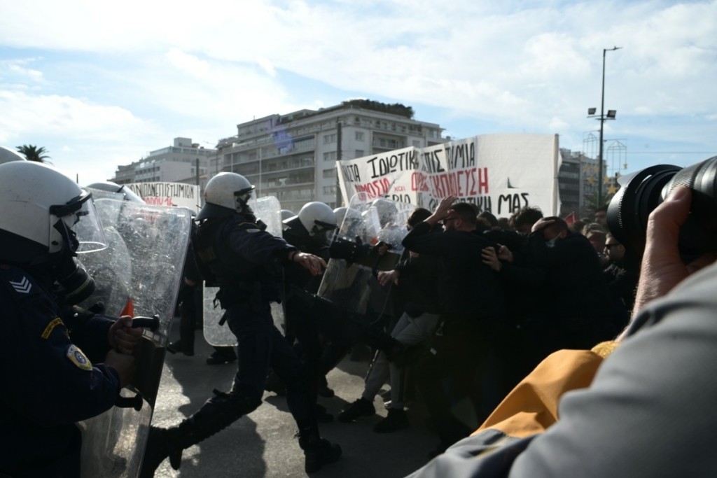 Πανεκπαιδευτικό: Επεισόδια στο Κέντρο της Αθήνας – Ομάδα ατόμων κινήθηκε κατά των ΜΑΤ (Pics)