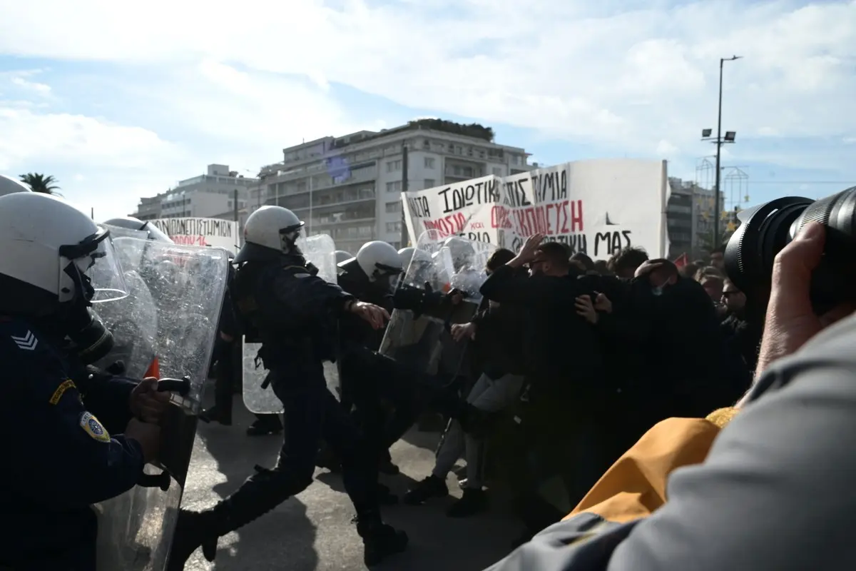 Πανεκπαιδευτικό: Επεισόδια στο Κέντρο της Αθήνας – Ομάδα ατόμων κινήθηκε κατά των ΜΑΤ (Pics)