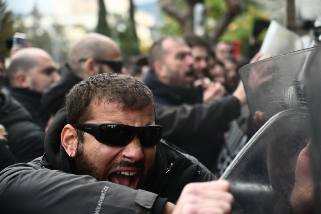 Έξωση στην Ιωάννα Κολοβού: Επεισόδια στο ΑΤ Ζωγράφου – Νέα συγκέντρωση το απόγευμα