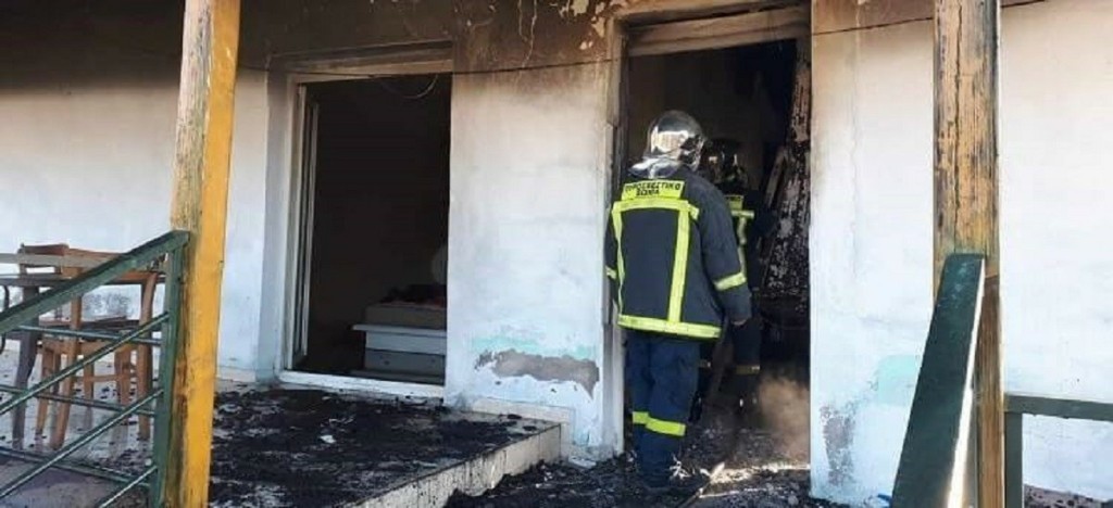 Φωτιά σε μονοκατοικία στις Σέρρες – Βγήκαν έγκαιρα άπαντες από το σπίτι (vid)