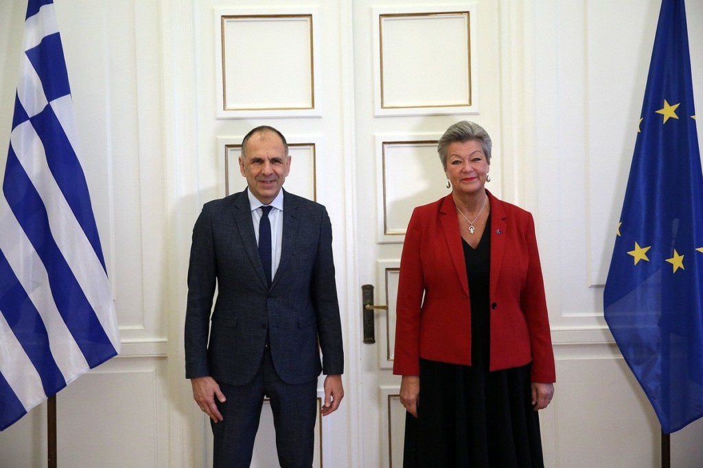 Διπλωματικές πηγές: «Θερμή» η συνάντηση Γεραπετρίτη με την Ευρωπαία επίτροπο Γιόχανσον