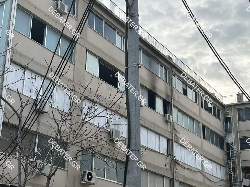 Μοσχάτο: Φωτιά σε επαγγελματικό χώρο – Άναψε τσιγάρο και τυλίχθηκε το δωμάτιο στις φλόγες (Pics&Vid)