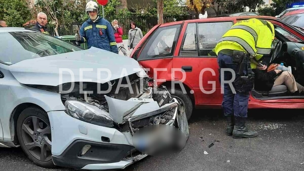 Τροχαίο στην Αργυρούπολη: Παραβίασε στοπ και προσέκρουσε σε διερχόμενο ΙΧ – Απίστευτες εικόνες