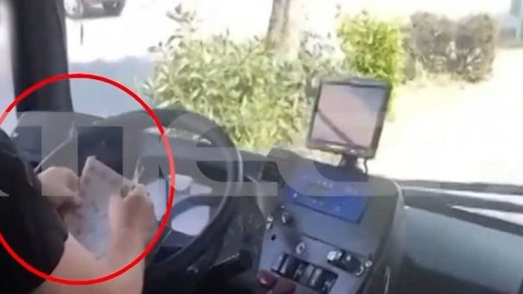Κηφισιά: Σε διαθεσιμότητα οδηγός λεωφορείου που έλυνε σταυρόλεξο ενώ οδηγούσε – Δείτε βίντεο