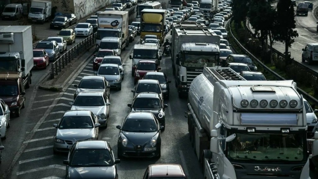 Σύγκρουση φορτηγών στον Ασπρόπυργο -«Έμφραγμα» στο ρεύμα προς Αθήνα