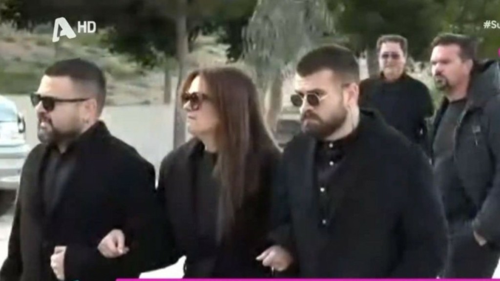 «Ράγισε» καρδιές ο επικήδειος του μεγαλύτερου γιου του Χάρη Κωστόπουλου στην κηδεία του