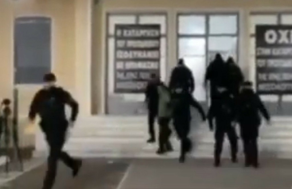 Μεσολόγγι: H μεταγωγή του 50χρονου κρεοπώλη από τα δικαστήρια και τα γιουχάρισματα από τον συγκεντρωμένο κόσμο