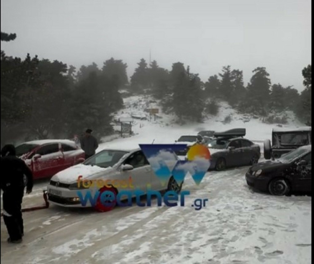 Πάρνηθα: Ξεκίνησε η χιονόπτωση – Διακοπή της κυκλοφορίας λόγω παγετού