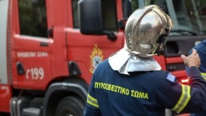 Φωτιά ξέσπασε σε ταράτσα κατοικίας στους Αγίους Αναργύρους – Ακούστηκαν εκρήξεις