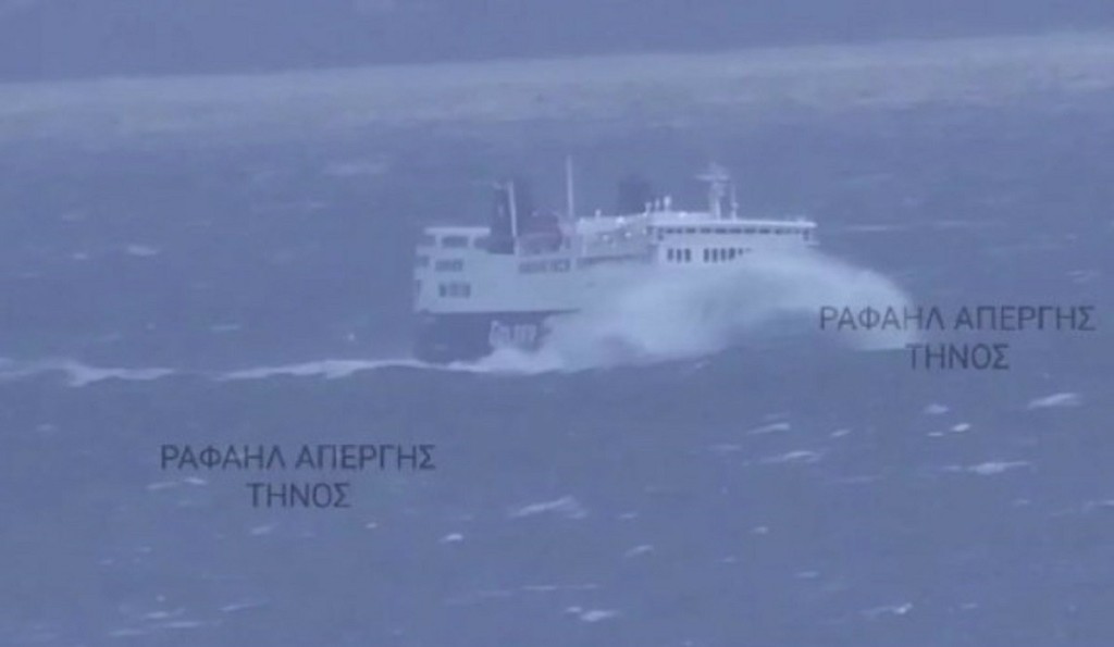 Δείτε βίντεο – Κύματα «καταπίνουν» το Andros Queen στην Τήνο
