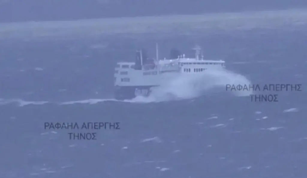 Δείτε βίντεο – Κύματα «καταπίνουν» το Andros Queen στην Τήνο
