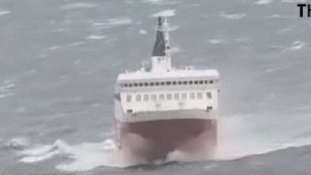 Τήνος: Καρέ καρέ η σκληρή «μάχη» του Fast Ferries Andros με τα κύματα