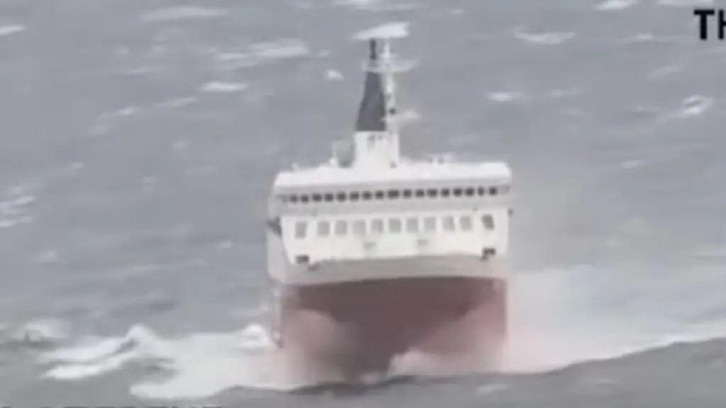 Τήνος: Καρέ καρέ η σκληρή «μάχη» του Fast Ferries Andros με τα κύματα