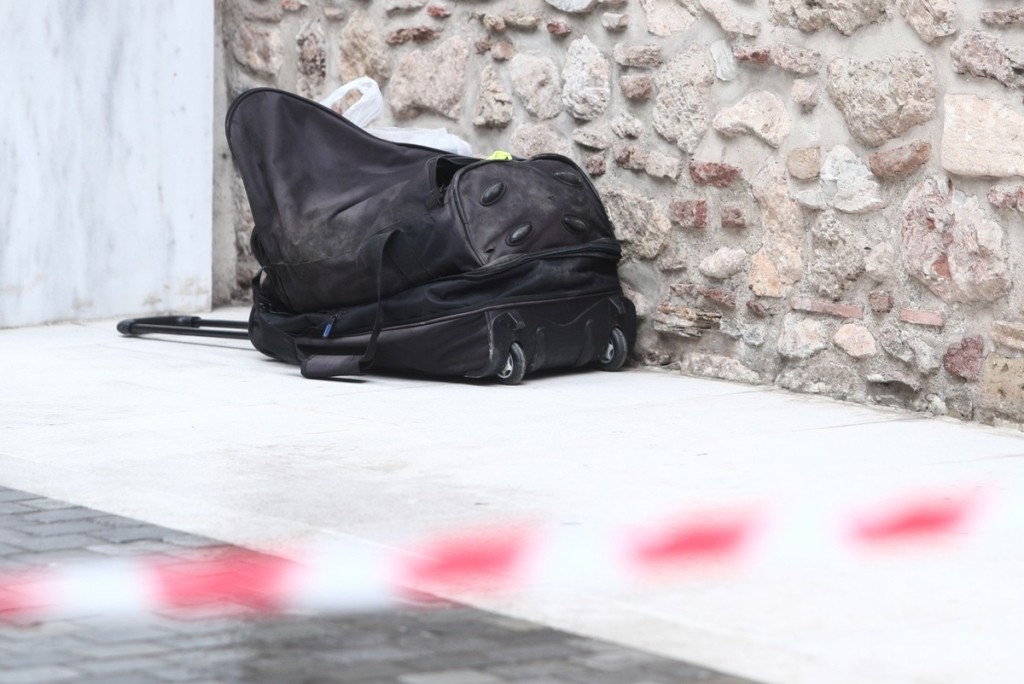 Αυτή είναι η ύποπτη βαλίτσα που βρέθηκε έξω από ξενοδοχείο στο κέντρο της Αθήνας (Pics)