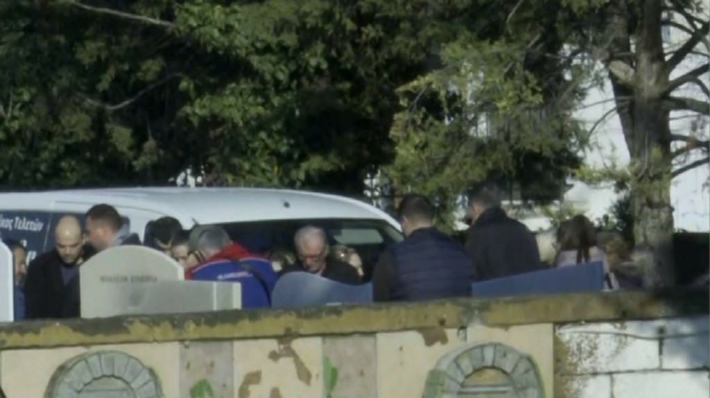 Βέροια: Σε κλίμα οδύνης η κηδεία του 6 μηνών βρέφους – Η οικογένεια της 37χρονης έδιωξαν τον πατέρα από το νεκροταφείο
