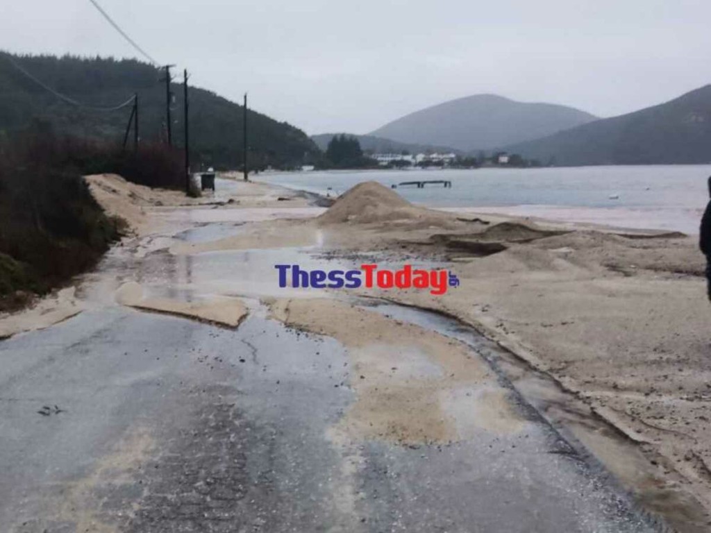 Χαλκιδική: Καταστροφές από τη βροχή – Προκλήθηκαν κατολισθήσεις (Vid, Pic)