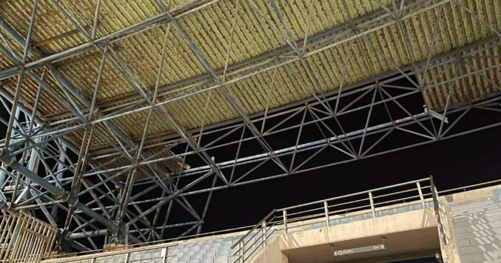 «Λουκέτο» στο Παγκρήτιο Στάδιο: Αποκολλήθηκε τμήμα του στεγάστρου