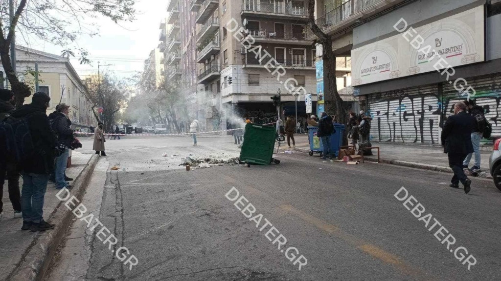 Ένταση στη Πατησίων: Άτομα με πέτρες και μολότοφ – Έσπασαν βιτρίνα σε κατάστημα