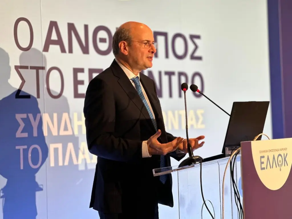 Χατζηδάκης: «Εξασφαλίζουμε ισότιμη πρόσβαση σε δάνεια και ασφάλειες ζωής για τους πρώην καρκινοπαθείς»