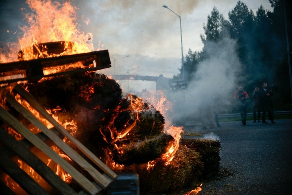 Συνεχίζονται οι κινητοποιήσεις των αγροτών – Έκλεισαν συμβολικά δρόμους και έβαλαν φωτιές σε λάστιχα και άχυρα