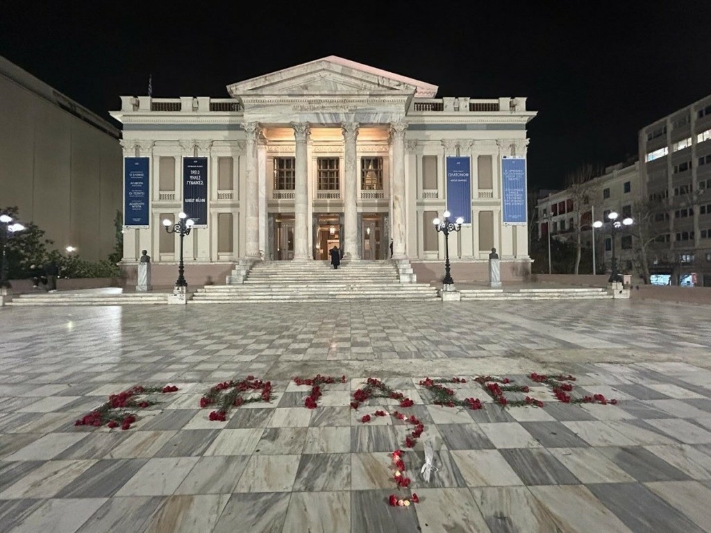 Τέμπη: Το συγκινητικό μήνυμα μπροστά από το Δημοτικό Θέατρο για τα 57 θύματα της τραγωδίας