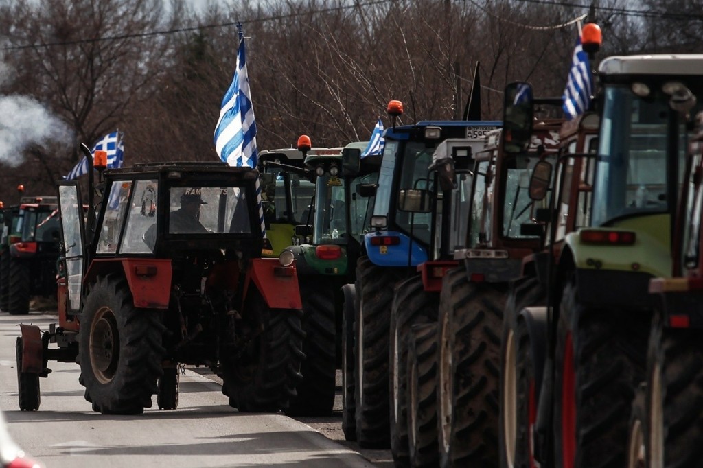 Κλιμακώνονται οι κινητοποιήσεις των αγροτών – Συζητήσεις και για κάθοδο στην Αθήνα