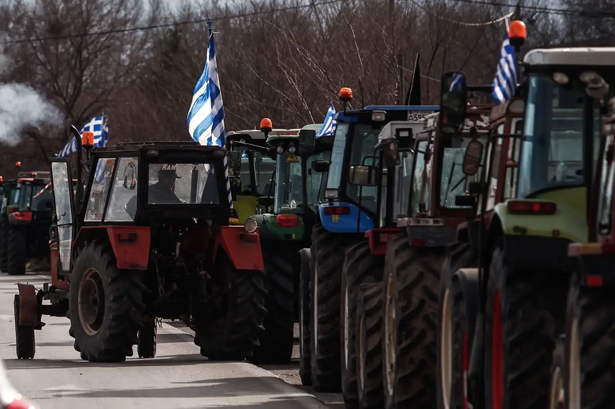 Κλιμακώνονται οι κινητοποιήσεις των αγροτών – Συζητήσεις και για κάθοδο στην Αθήνα