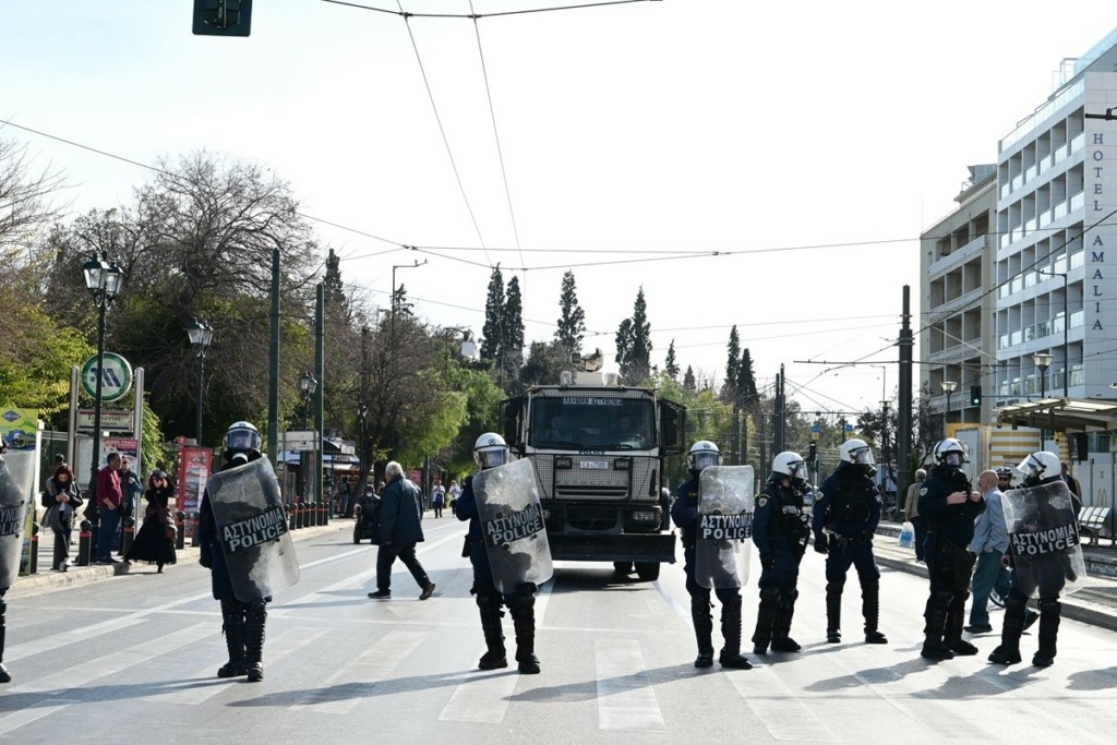 Επίθεση με μολότοφ από αγνώστους μετά το πανεκπαιδευτικό συλλαλητήριο – Ελαφρά τραυματίας αστυνομικός