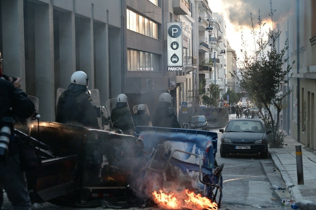 Απεγκλωβίστηκαν 13 άτομα από πάρκινγκ στη Σίνα μετά τα επεισόδια στο κέντρο της Αθήνας
