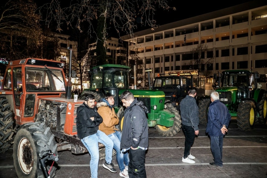 Διανυκτερεύουν στην κεντρική πλατεία της Λάρισας οι αγρότες – «Θα διαμαρτυρόμαστε όσο υπάρχουν δυο μέτρα νερό στα χωράφια μας»
