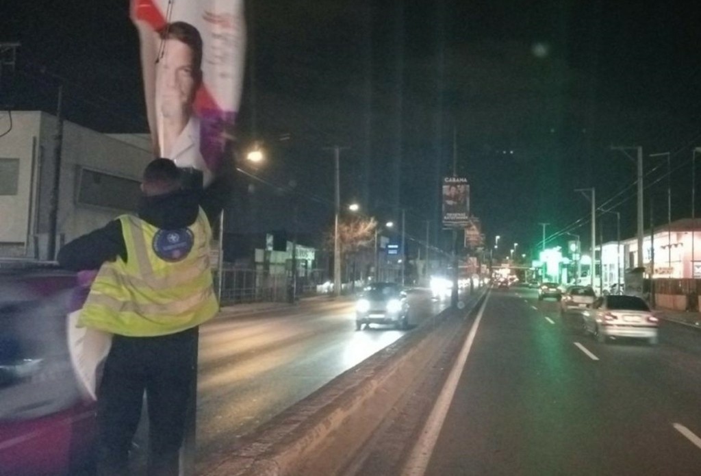 Η Περιφέρεια Αττικής ξήλωσε τις αφίσες Κασσελάκη για το συνέδριο – Έρχονται και πρόστιμα