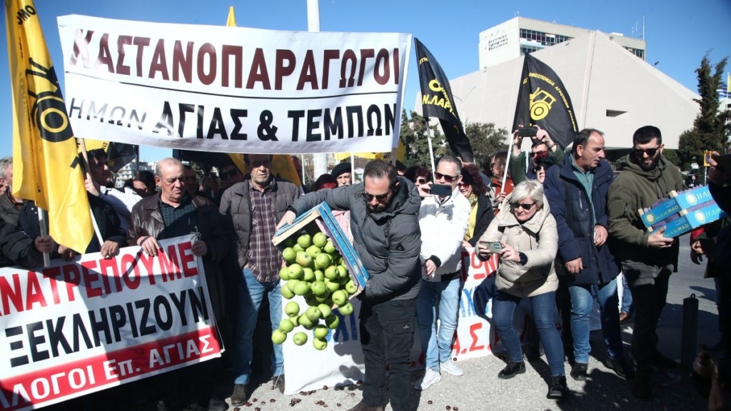 30η Agrotica: Σε εξέλιξη το συλλαλητήριο αγροτών  – Άδειασαν τελάρα με κάστανα και μήλα έξω από τη ΔΕΘ