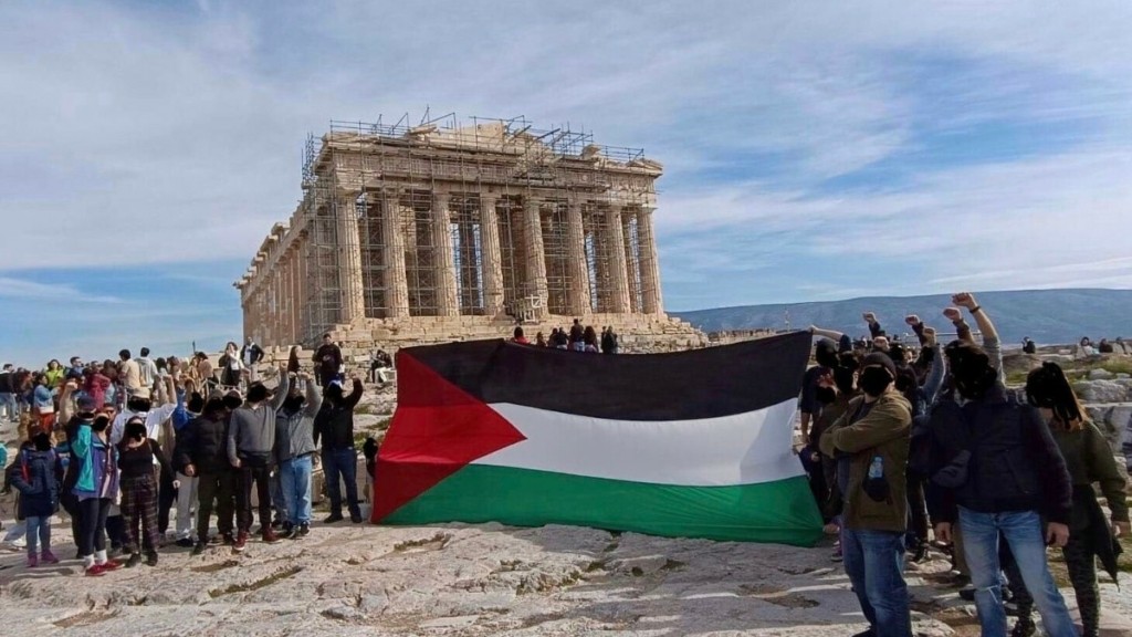 Μέλη του Ρουβίκωνα ύψωσαν ταυτόχρονα τη σημαία της Παλαιστίνης σε Ακρόπολη και Μνημείο του Αγνώστου Στρατιώτη