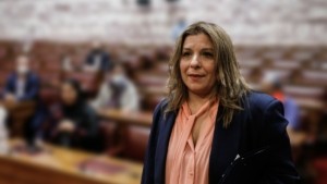 Μαρία Συρεγγέλα: «Στη ζωή μου έχω σκίσει πολλές φορές το καλσόν» – Αιχμηρή απάντηση στην επίθεση της Ζ. Κωνσταντοπούλου