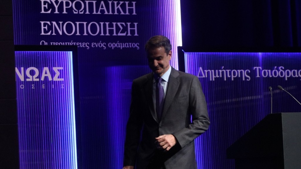 Ο Μητσοτάκης θέλει να σηκώσει από τον καναπέ τους κεντροδεξιούς