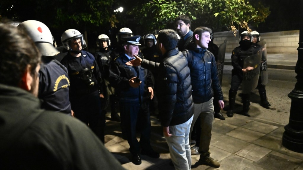 Στο Μαξίμου ανησυχούν για την επιστροφή της πλατείας
