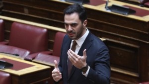 Μανώλης Χριστοδουλάκης: “Δεν θα πεθάνουμε ποτέ κουφάλα νεκροθάφτη” – Το τρολάρισμα για τη viral ατάκα της Βάσιας Αναστασίου