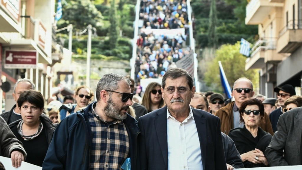 Πάτρα: Πολυπληθής συγκέντρωση διαμαρτυρίας με διοργανωτή τον δήμαρχο, Κώστα Πελετίδη