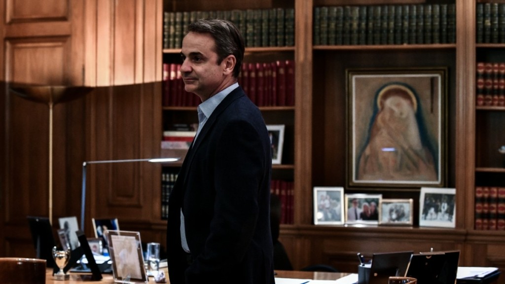 Ο Μητσοτάκης «επιστρέφει» με συνέντευξη και νομοσχέδια