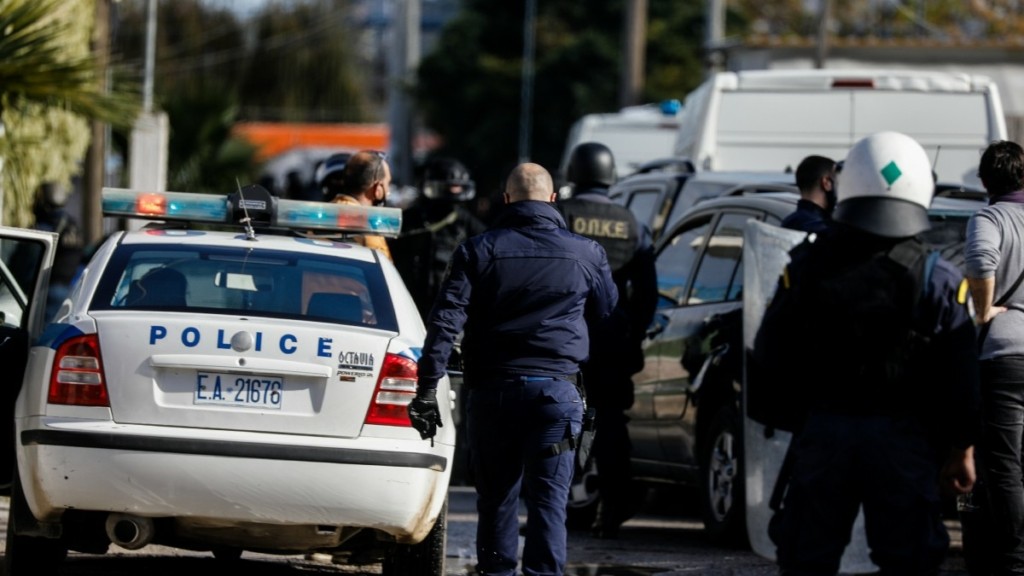 Γλυφάδα: Τρεις νέες συλλήψεις Τούρκων για την μαφιόζικη επίθεση – Βρέθηκαν 13 πιστόλια στην κατοχή τους