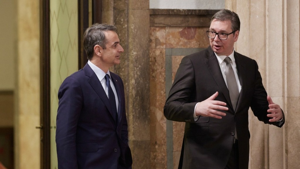 Σε εξέλιξη το τετ-α-τετ Μητσοτάκη – Βούτσιτς στο Βελιγράδι