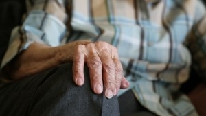 Ημαθία: “Έφαγαν” 22.700 ευρώ από 76χρονη, παριστάνοντας τον γιατρό, τον αστυνομικό και την κόρη