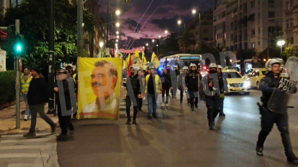 Συγκέντρωση Κούρδων έξω από την τουρκική πρεσβεία στην Αθήνα υπέρ του Οτσαλάν