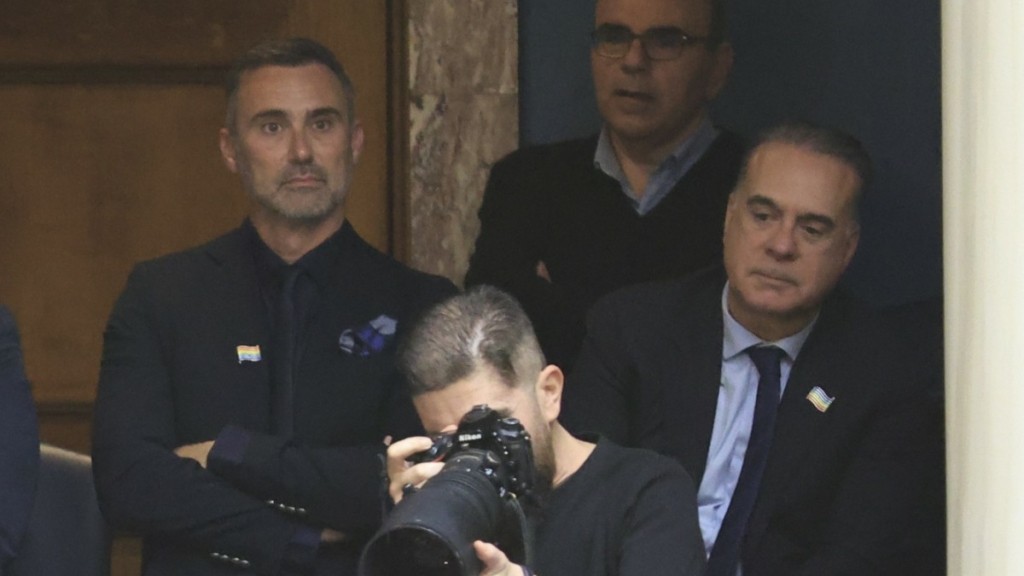 Καπουτζίδης και Σεργουλόπουλος παρακολουθούν στα θεωρεία της βουλής τη συζήτηση για τα ομόφυλα ζευγάρια
