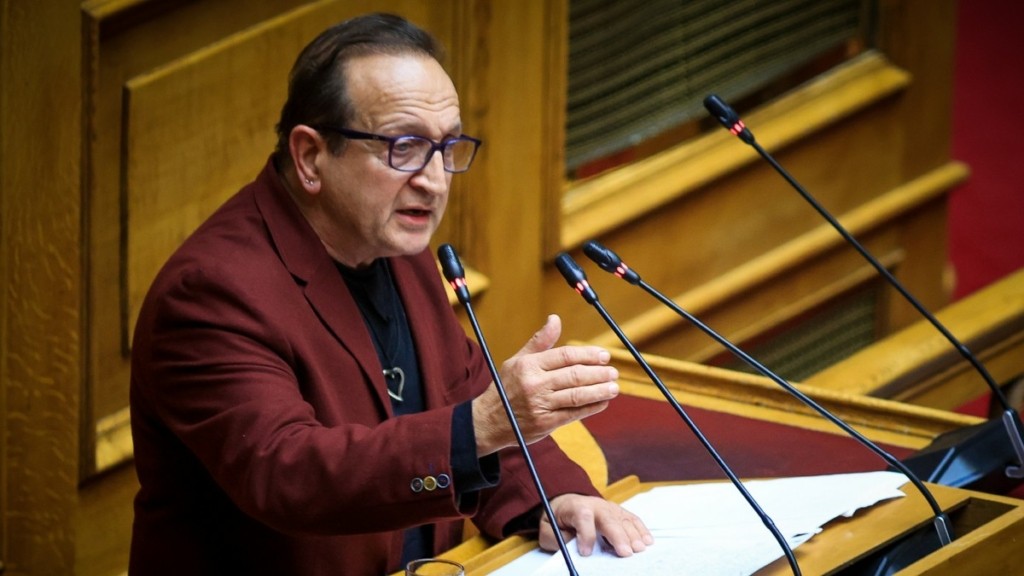“Έκλαιγα κρυφά, γιατί έπρεπε να κρύψω κάτι…” – Η ομιλία του Μπιμπίλα στη Βουλή που απέσπασε διακομματικό χειροκρότημα