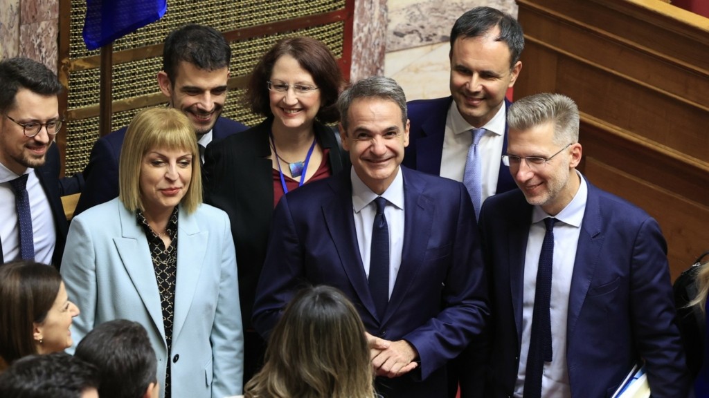 Ιστορικό “ναι” στην ισότητα στον πολιτικό γάμο είπε η Βουλή -Υπερψηφίστηκε το νομοσχέδιο για τα ομόφυλα ζευγάρια με 176 “ναι”