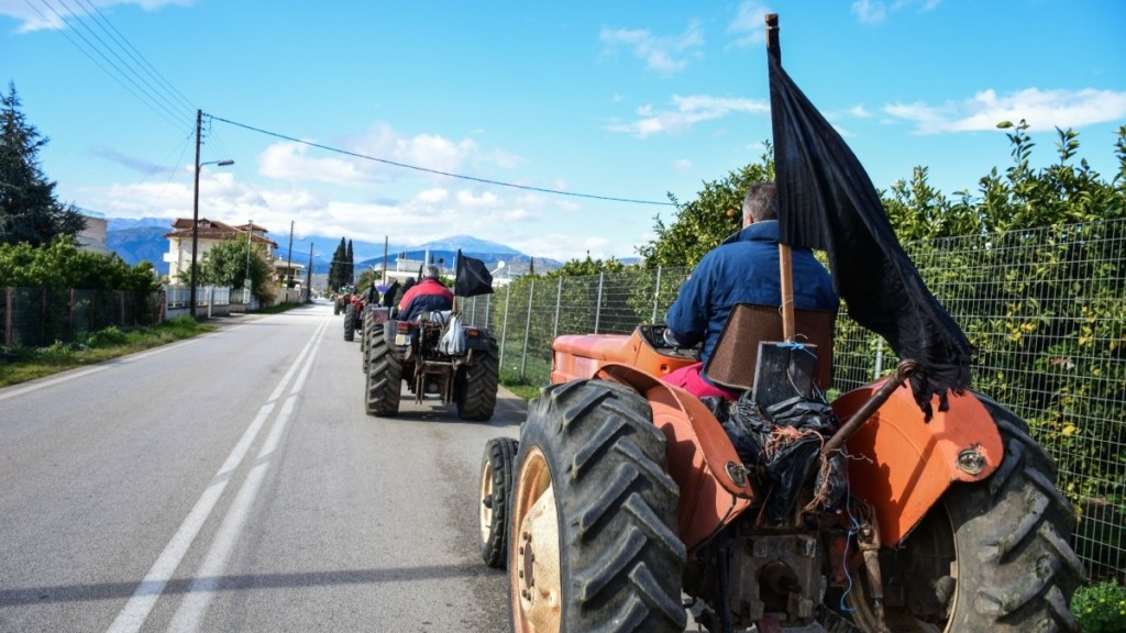 Αγρότες απέκλεισαν για μια ώρα την Εθνική οδό Κοζάνης- Φλώρινας