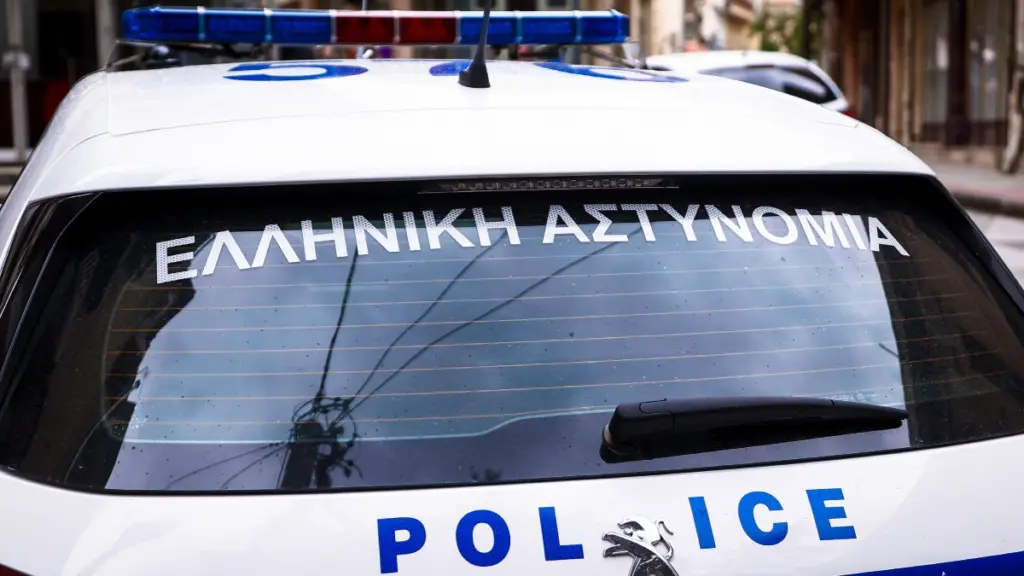 Νέος Κόσμος: Τράκαρε μετά από καταδίωξη και εγκατέλειψε το παιδί του στο αυτοκίνητο!