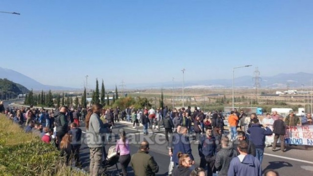 Χωρισμένη στα δύο η χώρα: Αγρότες έκλεισαν ΠΑΘΕ και Ε65 στον Μπράλο -Εκατοντάδες εγκλωβισμένα αυτοκίνητα