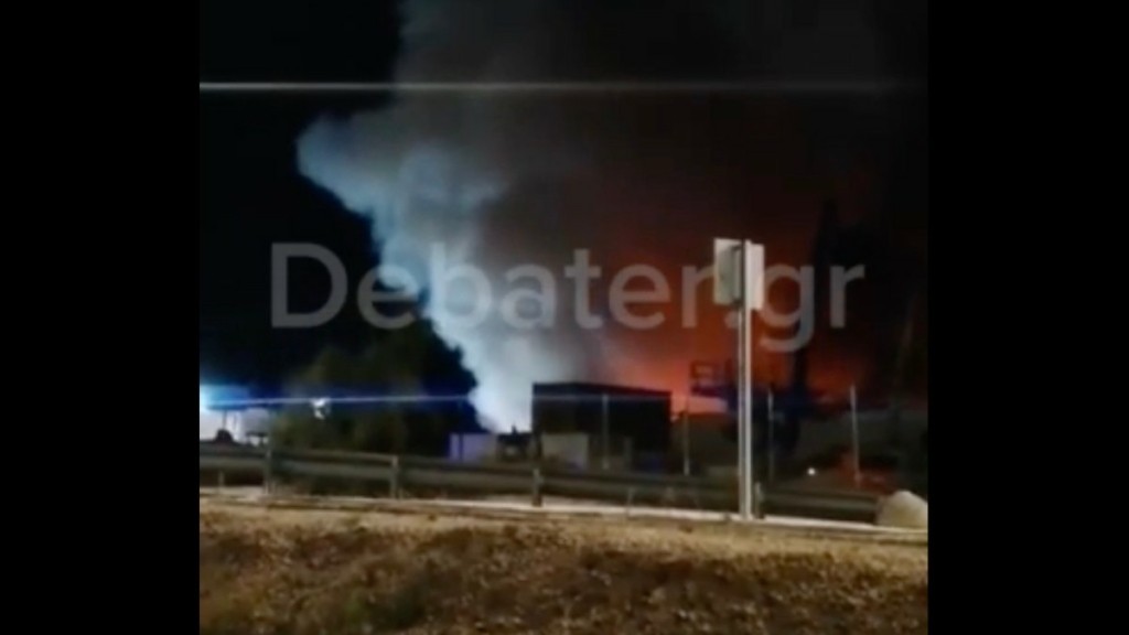 Άγνωστοι πυρπόλησαν δύο βυτιοφόρα σε βενζινάδικο στη Μάνδρα -Τι εξετάζει η ΕΛΑΣ